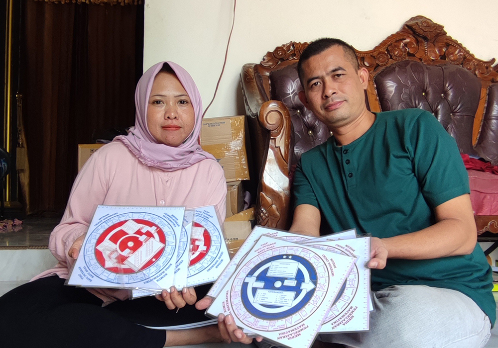 BERINOVASI: Muryono bersama Umi Nurkasanah menunjukan karya inovasi yang kini sukses menghasilkan pundi-pundi rupiah.