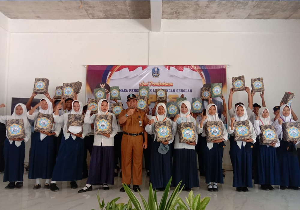 Plt Kepala SMKN Tambakboyo Sucipto, S.Pd memberikan bantuan seragam kepada 30 peserta didik kurang mampu agar terus belajar dan semangat d