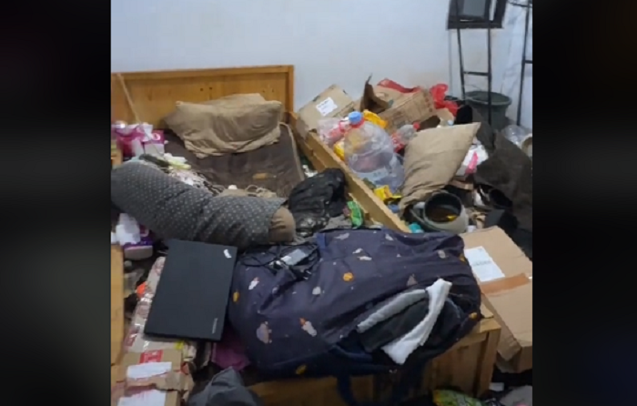 Tangkapan layar video penghuni kost hoarding disorder.