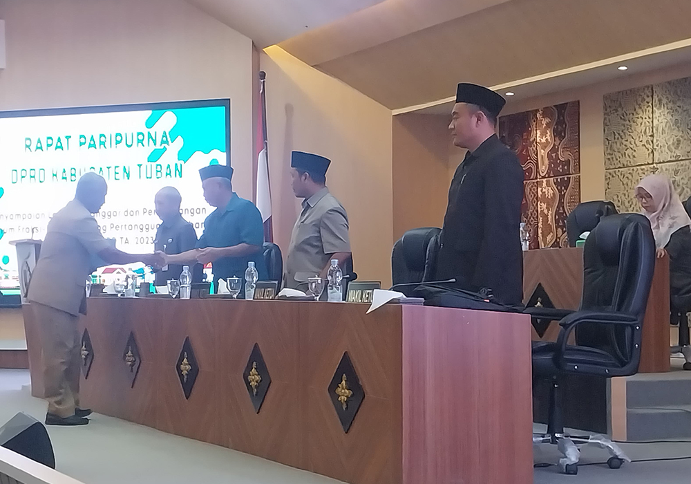 Petugas Pantarlih melakukan coklit di salah satu rumah warga untuk memastikan data pemilih Pilkada 2024.