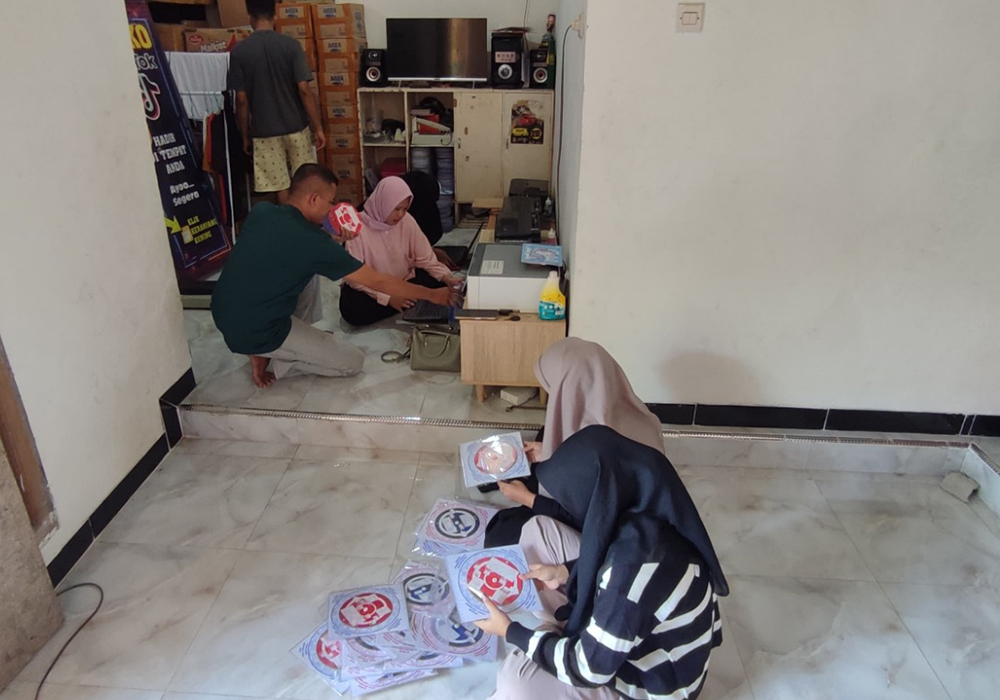 Muryono saat menunjukan alat rumus matematika roda berputar ciptaanya.