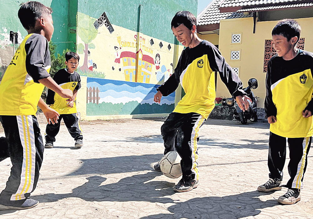 GEMBIRA: Siswa SDN Sukolilo I sedang bermain bola saat jam istirahat, Selasa (16/7).