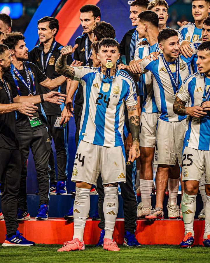 Enzo Fernandez (tengah) saat Argentina menjuarai Copa Amerika 2024.