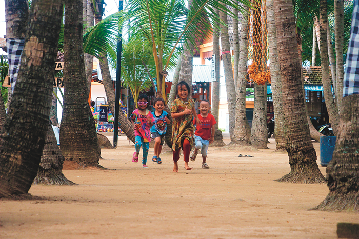 Sejumlah anak-anak saat bermain di area Pantai Kelapa, Panyuran, Tuban.