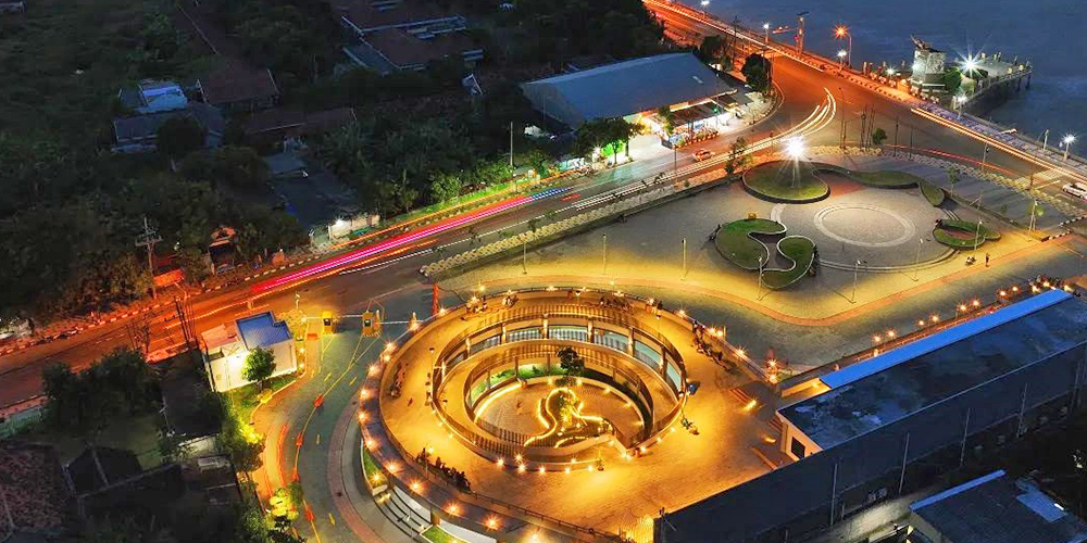 Tuban Abirama, ruang terbuka hijau yang menarik dikunjungi karena lokasinya samping laut. (ACHMAD HIDAYAT UNTUK RADAR TUBAN)