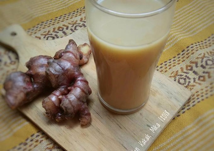 Minum susu jahe yang cocok saat suhu dingin untuk menghangatkan tubuh.