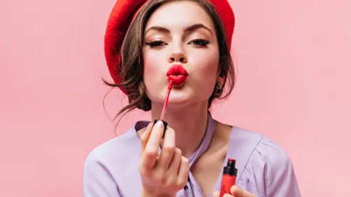Ilustrasi produk bibir seperti lipstick, lipcream, atau liptint.