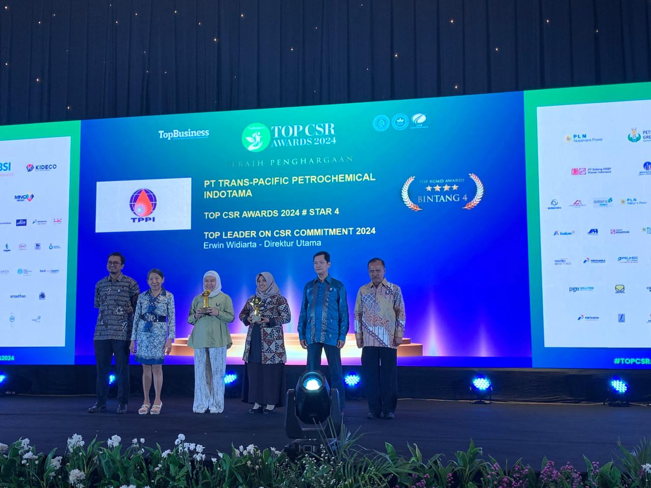 SELAMAT: Perwakilan PT. TPPI saat menerima penghargaan TOP CSR Awards 2024 star 4.