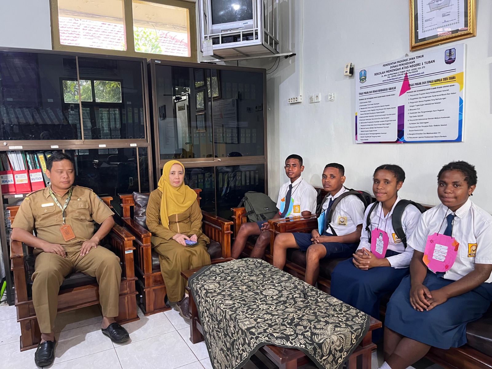 Empat siswa Papua menempuh pendidikan afirmasi pendidikan menengah atau ADEM di SMAN 1 Tuban.