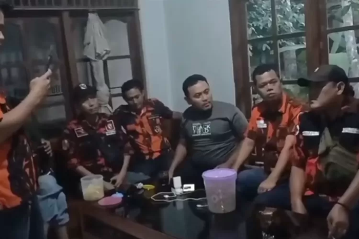 Potongan video oknum Ormas Pemuda Pancasila yang sekaligus Kades ribut dengan aktivis LSM di Kebumen.