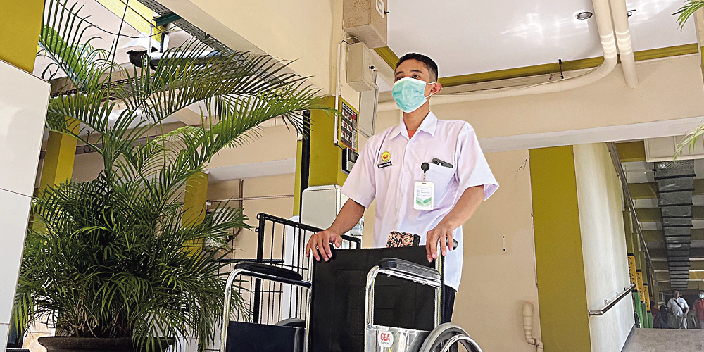 TERANCAM KEHILANGAN PEKERJAAN: Salah satu nakes di RSUD Koesma Tuban sedang menjalankan tugasnya. Aturan terbaru, pada 2025 nanti  nakes honorer terancam diberhentikan.