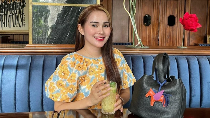Isa Zega, transgender yang kembali menggegerkan media sosial karena umrah dengan pakaian wanita.