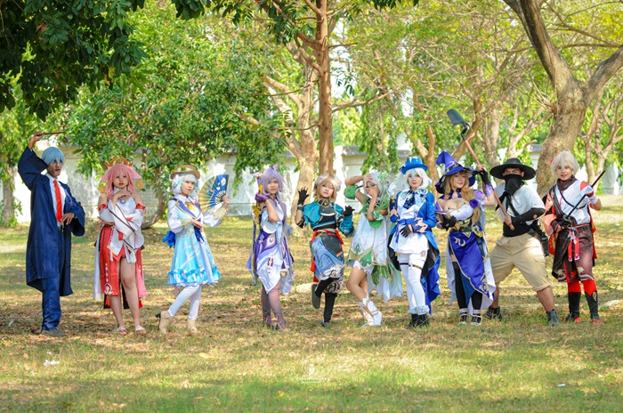 Sejumlah cosplayer Tuban yang tergabung dalam Kaneko saat menjalani sesi pemotretan.