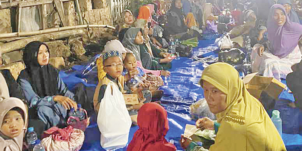 Warga Dusun Juwiri, Desa Tuwiriwetan, Kecamatan Merakurak berkumpul di jalan lingkungan menggelar selametan tolak balak Rabu (24/7) malam.