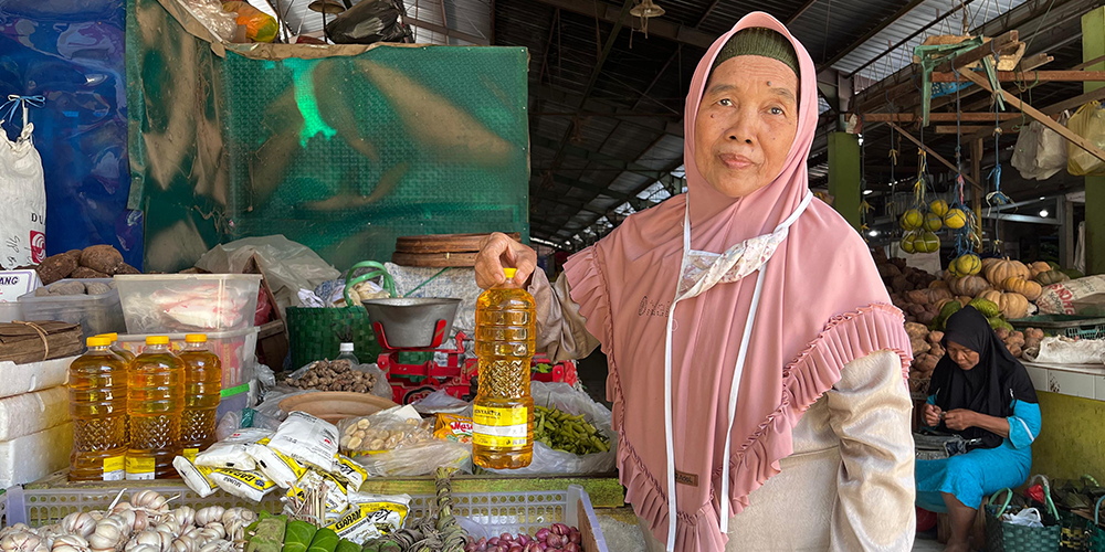Rusmiatin, seorang pedagang di Pasar Baru Tuban tengah menunjukkan produk Minyakita.