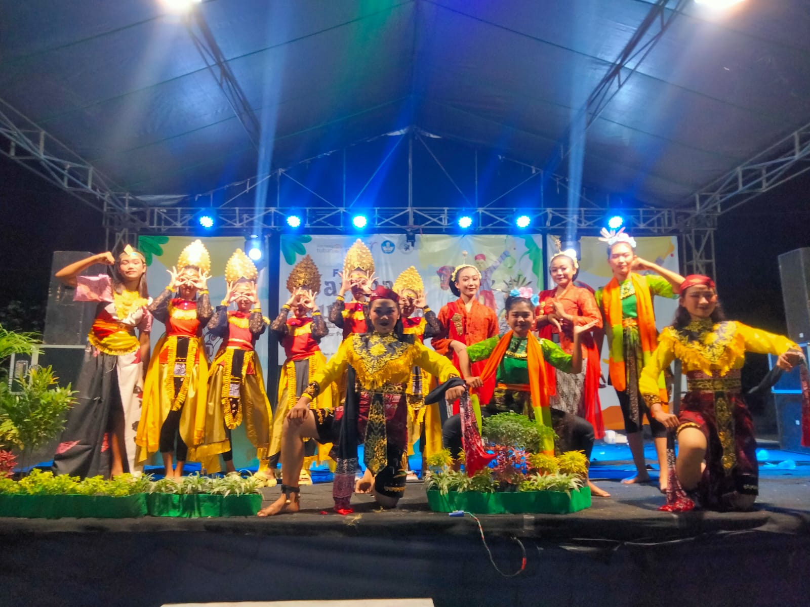 MELESTARIKAN BUDAYA: Sekelompok anak-anak Sanggar Pemuda Bergerak saat menampilkan festival jaranan nusantara, Sabtu (20/7).