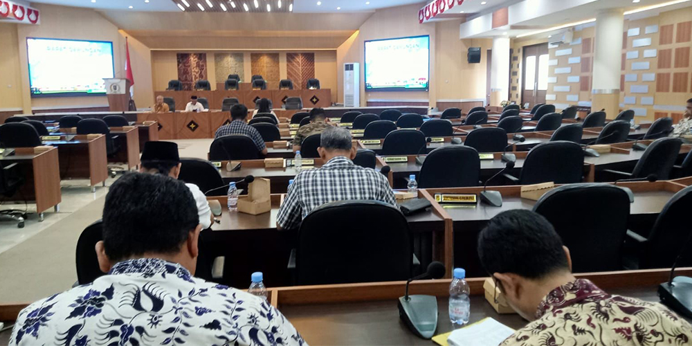 Bangku kursi anggota dewan banyak yang kosong saat rapat gabungan Sabtu (27/7) lalu.