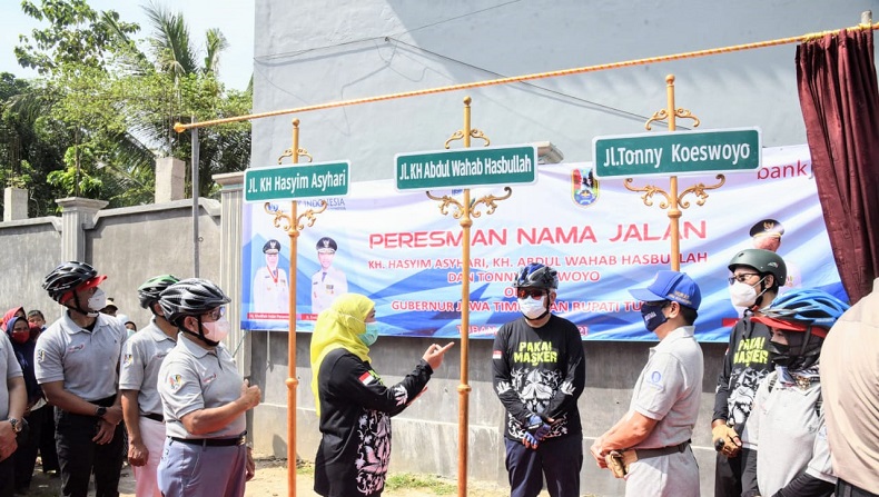 Gubernur Jawa Timur Khofifah Indar Parawansa meresmikan nama tiga jalan di Tuban pada 20 Maret 2021, salah satunya Jalan Tonny Koeswoyo.