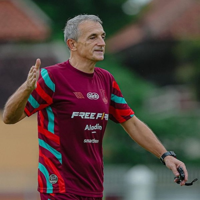 Milomir Seslija angkat suara terkait kebijakan larangan membawa pemain ke-12 pada semifinal Piala Presiden menghadapi Arema FC.