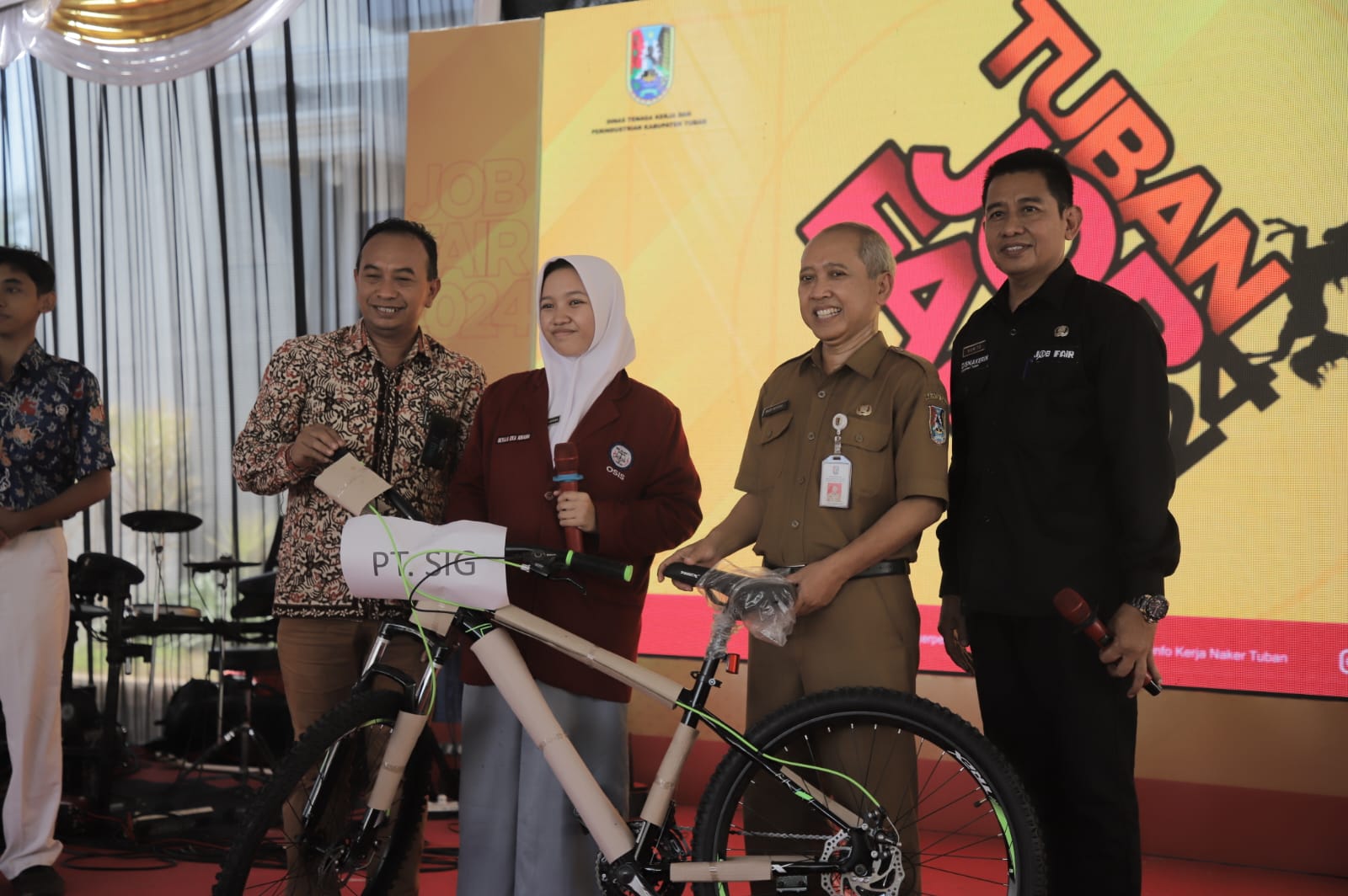 LOKER TUBAN: Sekda Tuban Budi Wiyana didampingi Plt Kepala Disnakerin Tuban saat menghadiri Job Fair  Tuban, kemarin.