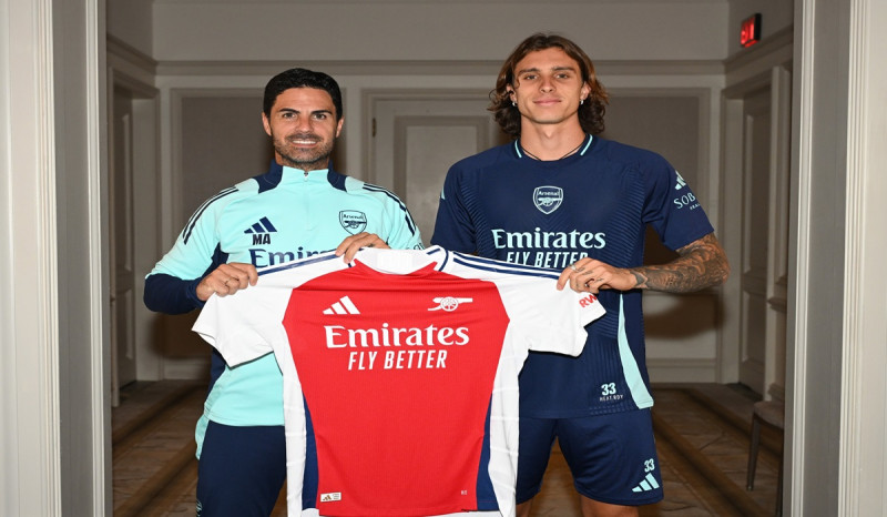 Riccardo Calafiori yang resmi memperkuat THe Gunners, julukan Arsenal.