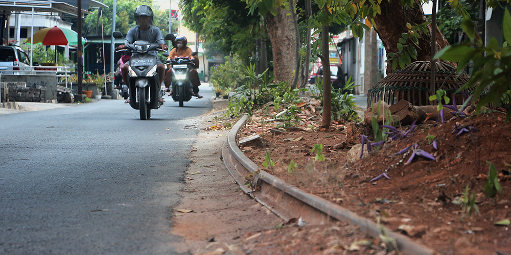 Jalur rel kereta api di sepanjang Kelurahan Kebonsari, Kecamatan Tuban yang sudah banyak berdiri bangunan.