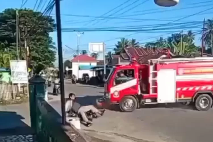 Potongan video saat mobil Damkar di Gorontalo tabrak pengendara motor hingga terlempar 5 meter.