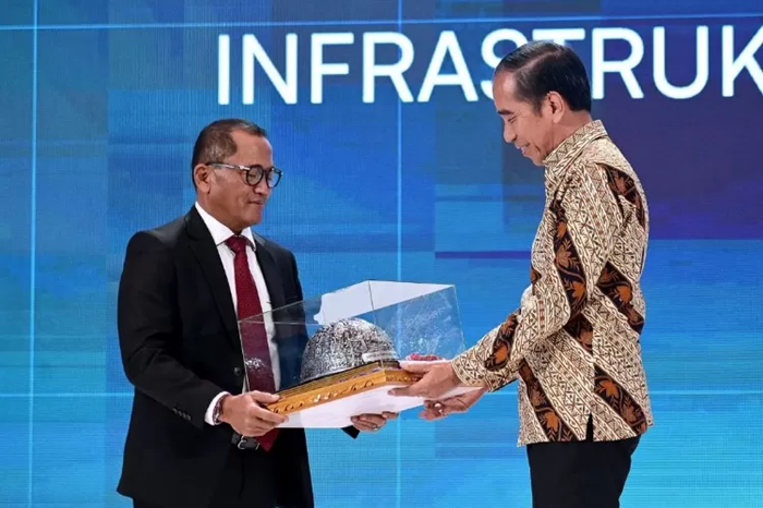 Presiden Jokowi Terima Helm Baja dari Gapensi sebagai penghargaan Bapak Konstruksi.