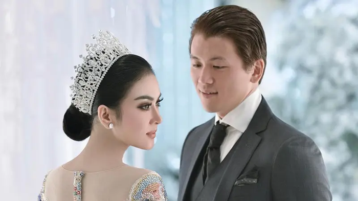Syahrini dan Reino Barack yang mengumumkan kelahiran anak pertama mereka.