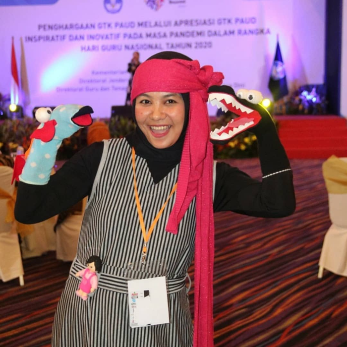 LESTARIKAN DONGENG:  Arum Puspitasari alias Kak Rumi selepas mendongeng dalam rangka Hari Guru Nasional Tahun 2020.