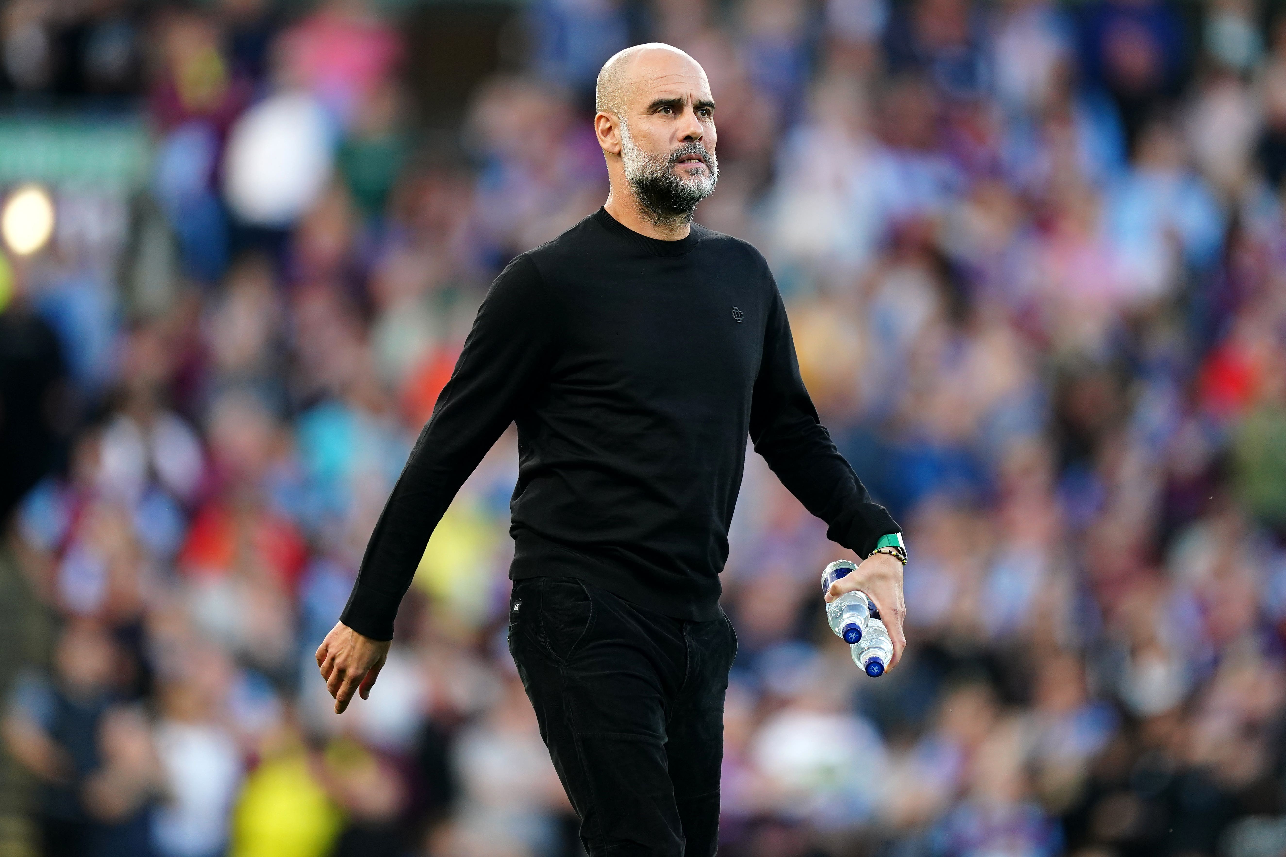 Pep Guardiola yang marah karena pemainnya terus-terusan dibombardir tanpa istirahat.