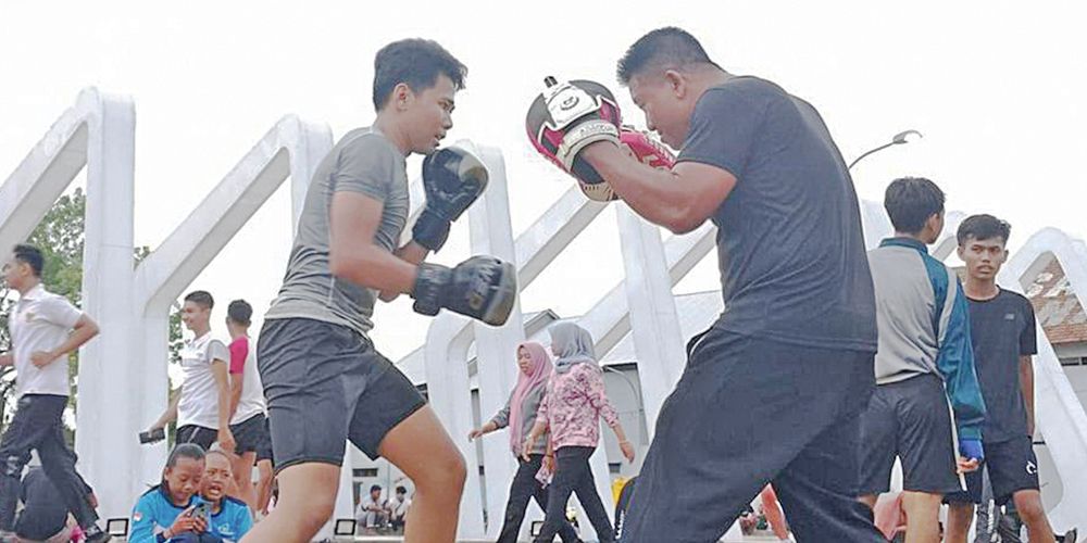 Para tim pelatih saat memberi materi latihan terhadap para atlet tinju Tuban, di GOR Rangga Jaya Anoraga