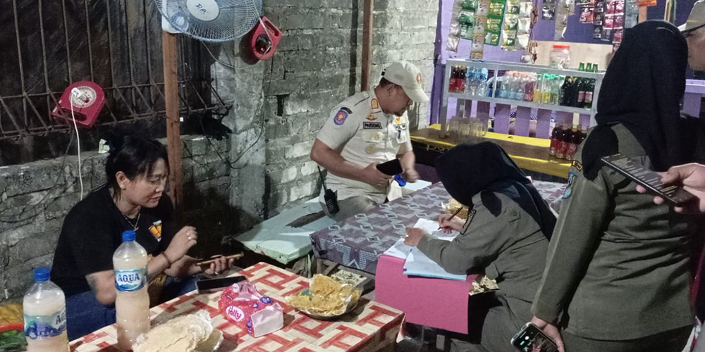 Petugas Satpol PP saat melakukan penertiban di warung karaoke ilegal di Desa Pekuwon, Kecamatan Rengel.