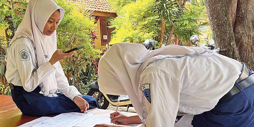 Jumlah sekolah swasta dan negeri di Tuban. SMP-SMA swasta lebih mendominasi.