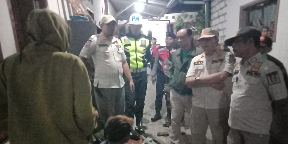 Pria kumpul kebo yang diamankan dari salah satu kamar kos di Kelurahan Gedongombo, Kecamatan Semanding.