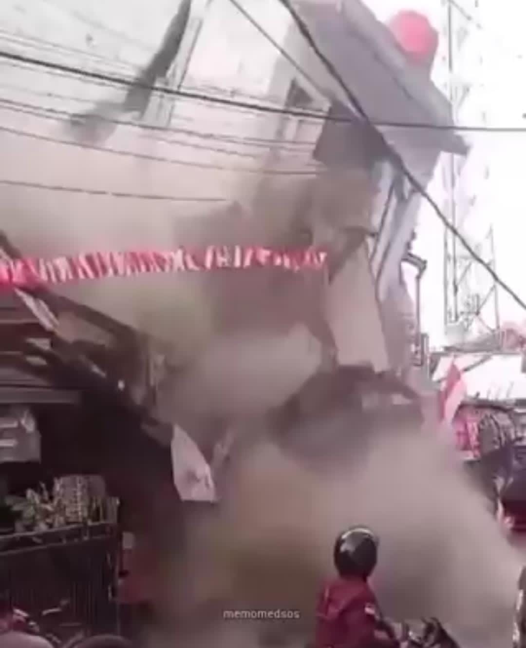 Potongan video rumah roboh di Kampung Cilisung, Desa Sukamenak, Kabupaten Bandung, Jawa Barat.