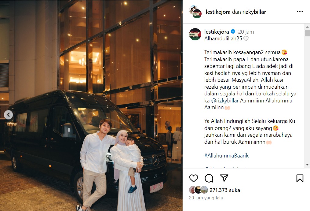 Lesti Kejora menunjukkan unggahan mobil mewah yang diberikan sebagai kado kejutan ulang tahun oleh Rizky Billar.