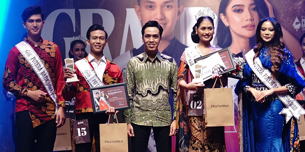 Dua dari kiri, Tri Rahmat Subagio meraih penghargaan sebagai Putera Batik Jawa Timur 2024.