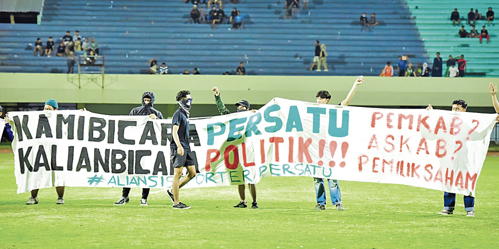 Suporter Persatu membentangkan spanduk menuntut kejelasan nasib Persatu menjelang Liga 3 Jatim.