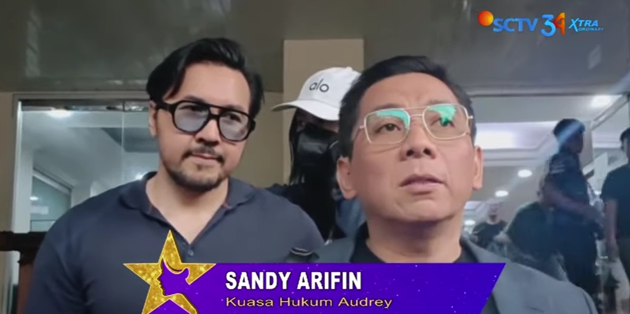 David Bayu Naif didampingi kuasa hukum saat memberi klarifikasi di depan awak media.