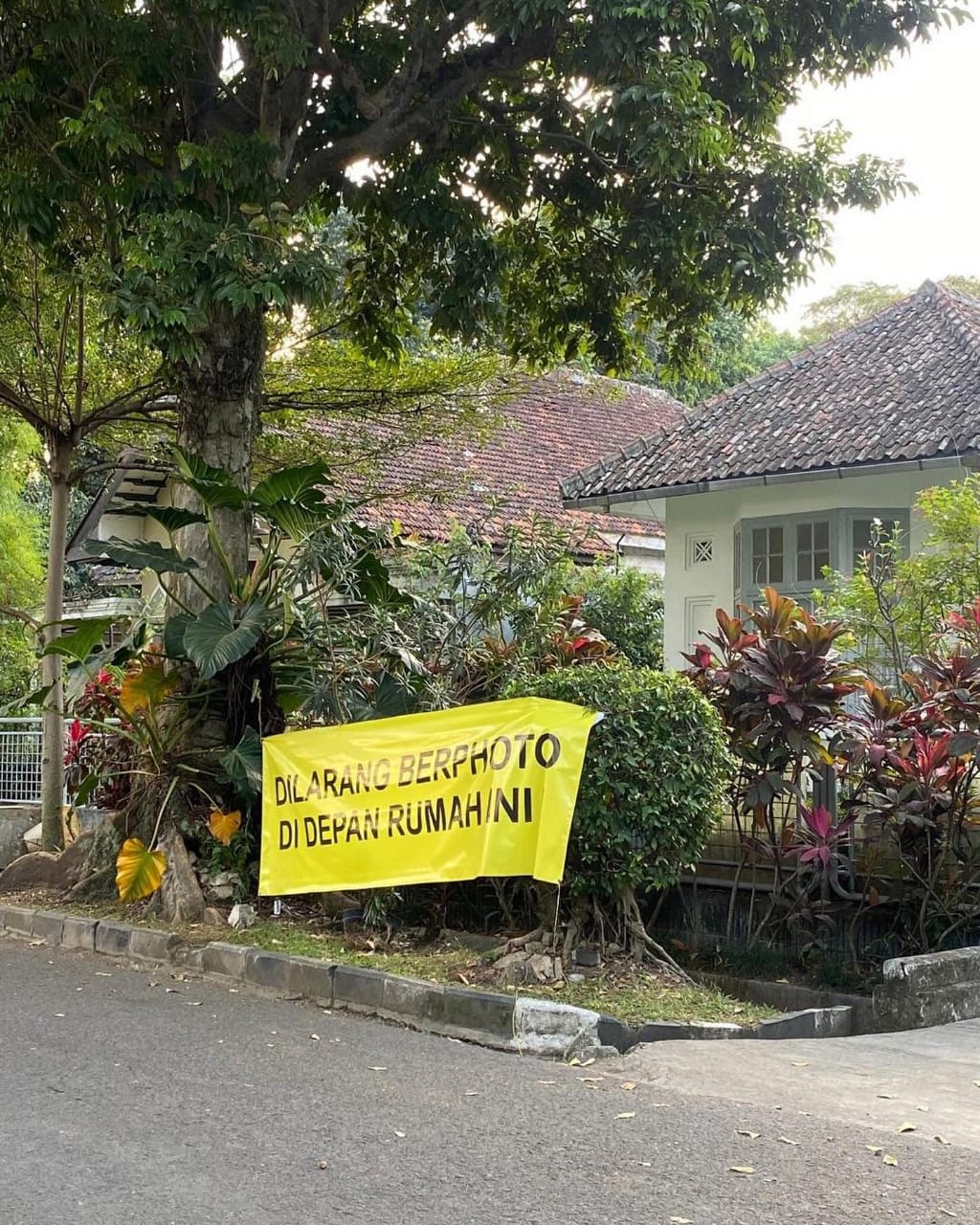 Pemilik rumah yang pernah digunakan syuting sebagai hunian Milea, pacar Dilan yang dipasang spanduk larangan foto.