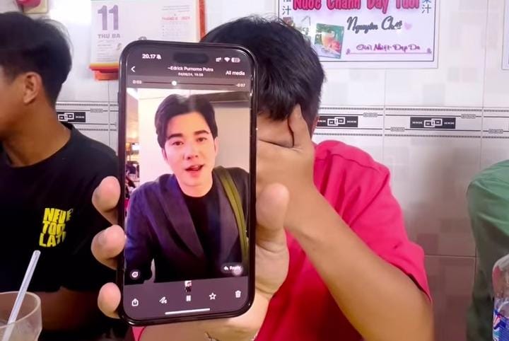 Jirayut menunjukkan ucapan dari Mario Maurer usai memerankan salah satu tokoh Kang Mak from Pee Mak.