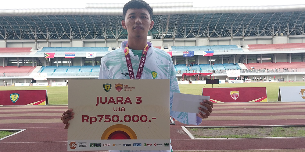 Dwiki Firmansyah saat sukses meraih medali perunggu dalam Kejurnas Atletik Indonesia Open U-18 2024.