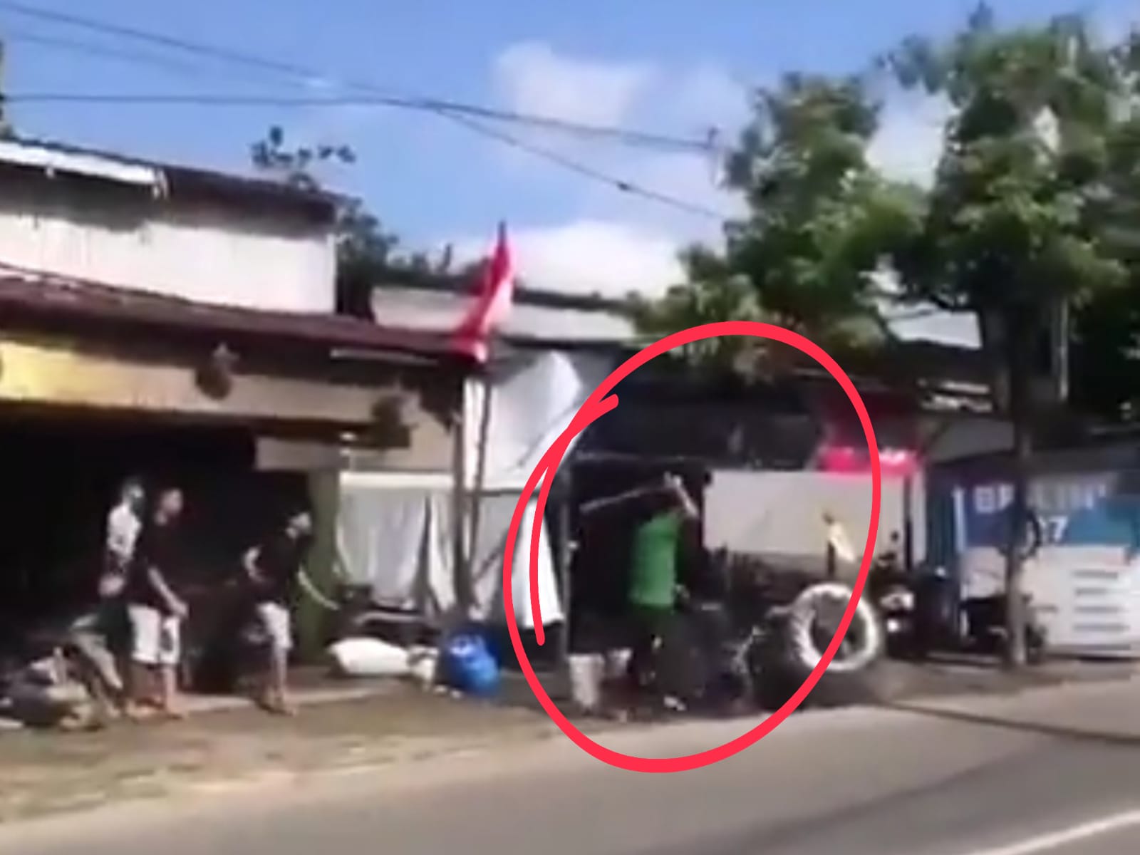 Viral di media sosial setelah akun platform X memosting video seorang tukang cukur bacok pelanggannya di Desa Keurea Bahodopi, Kabupaten Morowali, Sulawesi Tenggara.