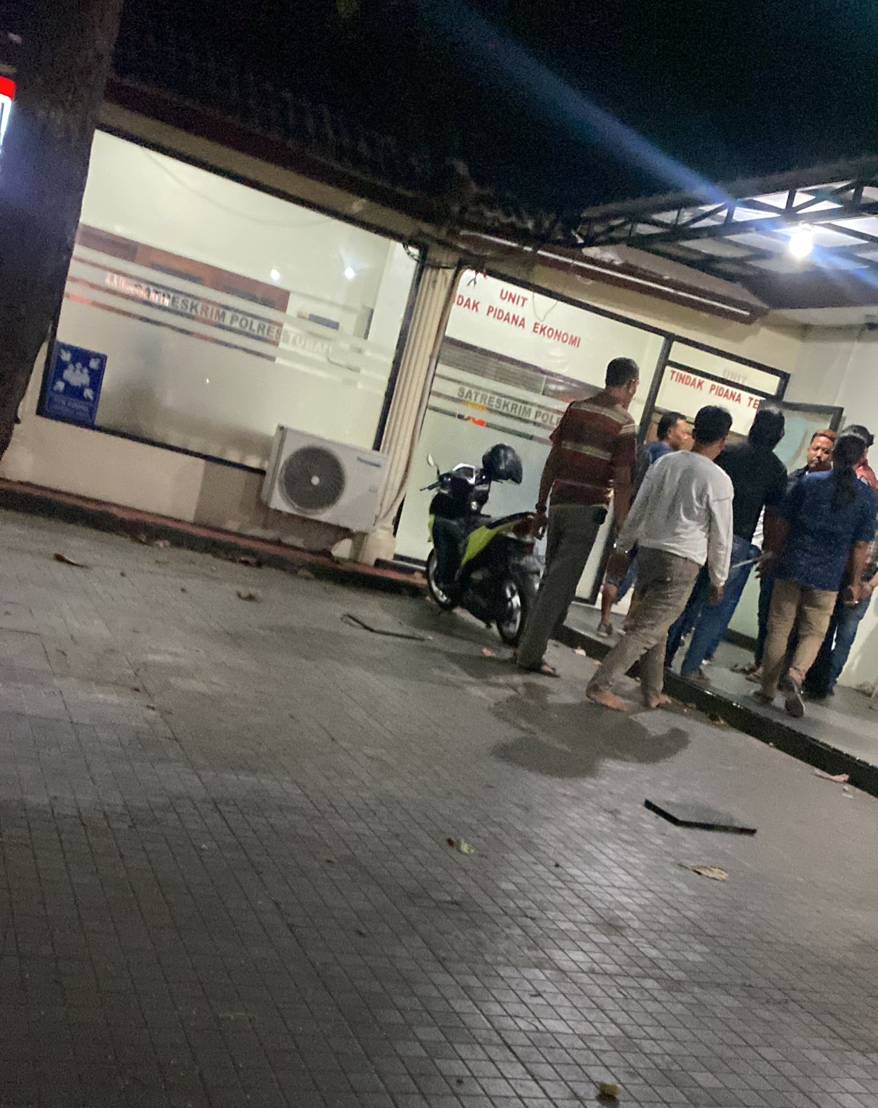 Belasan oknum LSM dan mengaku wartawan saat diringkus Satreskrim Polres Tuban.