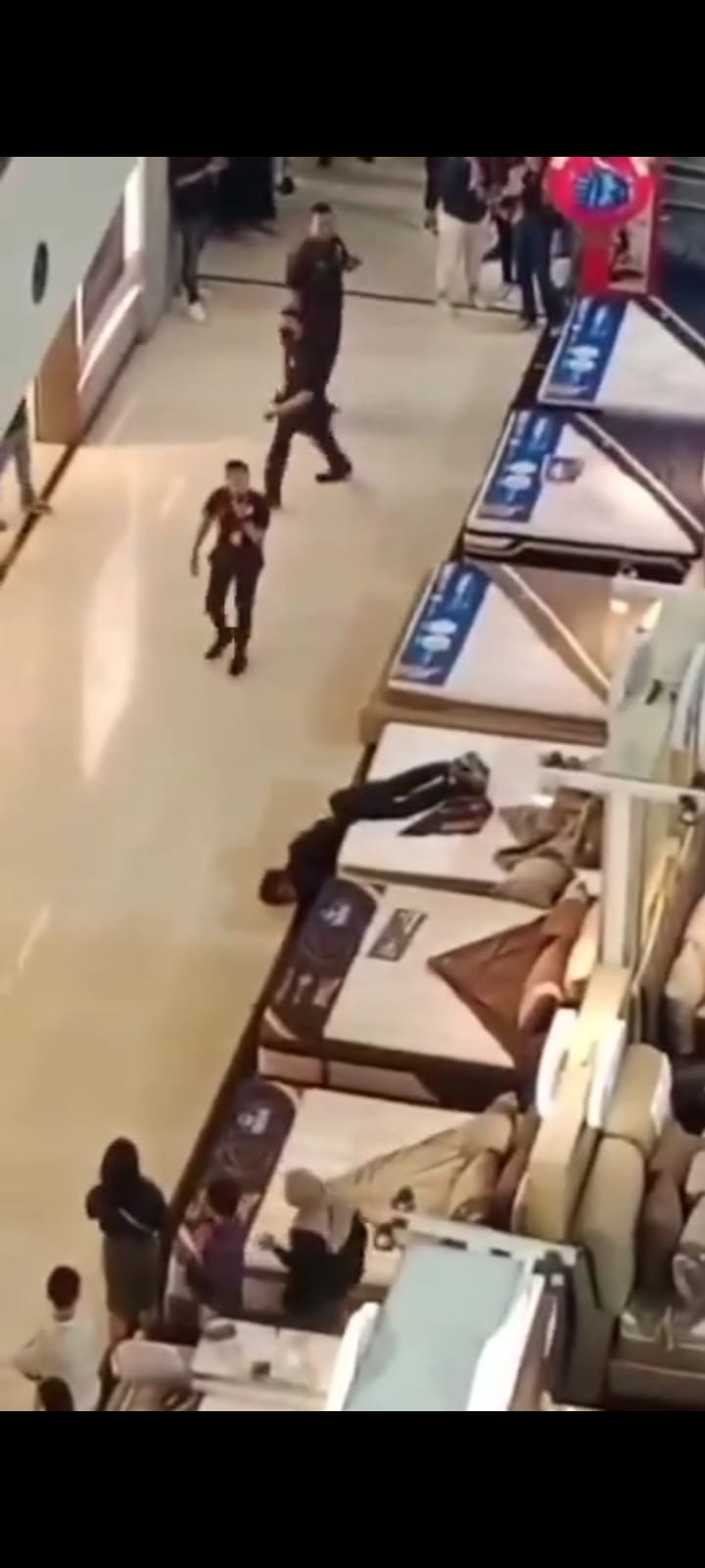 Seorang pelajar nekat loncat dari lantai 3 Mall Paragon  yang diduga miliki penyakit mental.