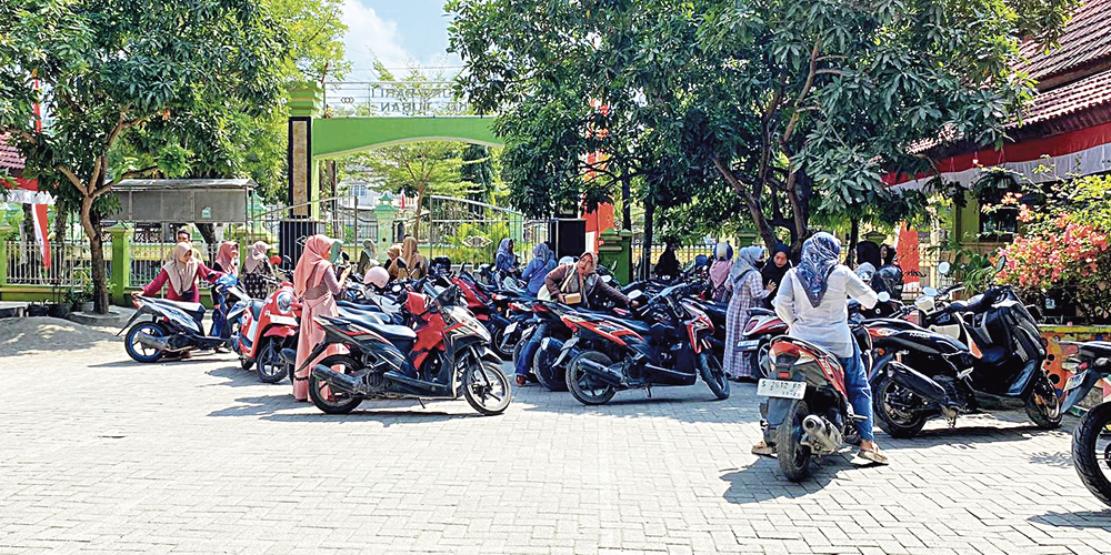 PECAT GURU CABUL: Belasan orang tua siswa menggeruduk salah satu SDN di Kecamatan Soko setelah anaknya menjadi korban pelecehan seksual gurunya, Sabtu (10/8).
