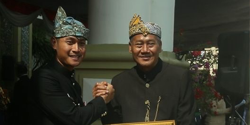 Bupati Aditya Halindra Faridzky menyerahkan piagam penghargaan kepada Kepala Bappeda Litbang Tuban Joko Sarwono pada momen HJT 2023 lalu.