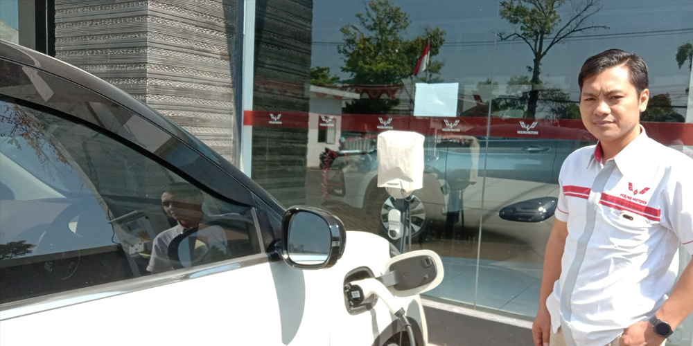 Supervisor Wuling Tuban, Zainal Abidin tengah mengisi daya kendaraan listrik.