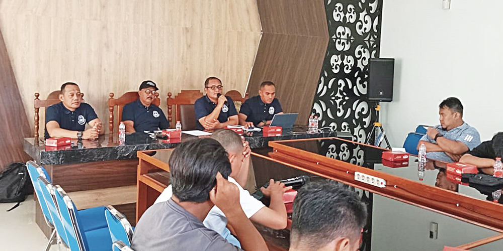 PERTEMUAN: Askab PSSI Tuban mengadakan technical meeting bersama seluruh perwakilan tim peserta kompetisi Internal Askab PSSI Tuban kelas 1, Minggu (11/8).